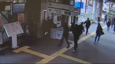 Marmaray'da dehşet anları: Temizlik personeli, kadın güvenliğe bıçakla saldırdı!