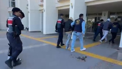 Jandarma, takibe aldığı göçmen kaçakçılarını şok baskınla yakaladı