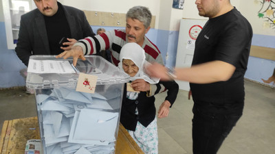 118 yaşındaki yürüyemeyen annesini sırtında taşıyarak oy kullanmaya götürdü