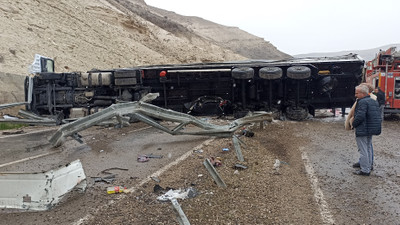 Sivas’ta feci kaza! Tırın dorsesinden otomobilin üzerine düştü