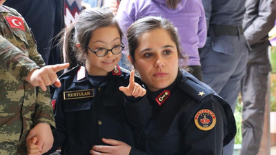 Jandarma gönülleri fethetti! Down Sendromlu çocukları böyle kucakladı