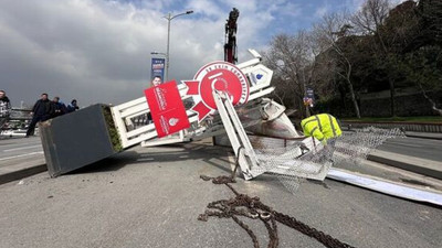 Sahil yolu trafiğe kapandı: Üsküdar'da vinç, demir platformu devirdi!
