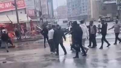 Sokak ortasında karısını bıçakladı! O saldırgana meydan dayağı... Polis kurtardı