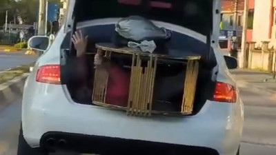 Herkes bu ne cesaret diyor! Otomobilin bagajındaki manzarayı görenler şaşkına döndü
