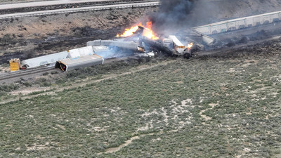 ABD’de benzin taşıyan tren raydan çıkıp devrildi