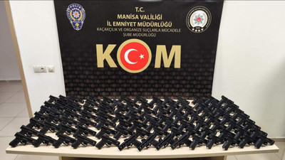 18 ve 23 yaşındaki zanlılar yüklü miktarda silahla yakalandı