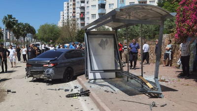 Otomobil, otobüs durağına daldı: 7 yaralı!