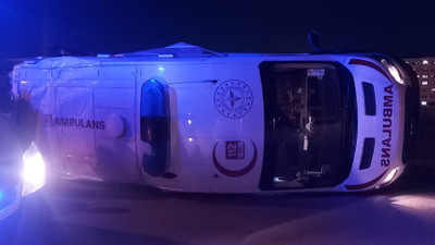 Ambulans otomobille çarpıştı: 5 kişi yaralandı