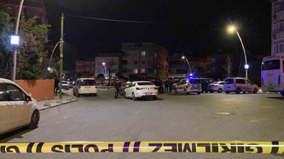 Yemeği beğenmeyince garsonu tekme tokat dövdüler!