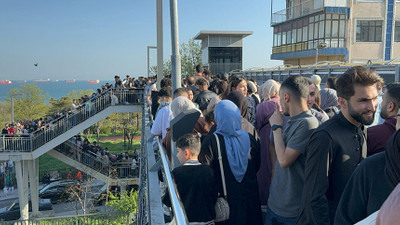 İstanbul artık bayramda boş değil! Avcılar’daki metrobüs üstgeçidinde izdiham oluştu