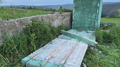 Piknik yapan iki gencin üzerine beton blok devrildi