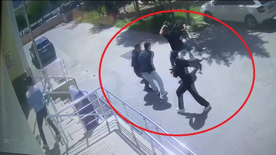 Adliyeye çıkarılan zanlılara bıçaklı saldırı kamerada
