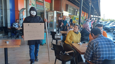 Eline tırpan alıp sürücüleri uyardı: Yavaş git, bana iş çıkarma!