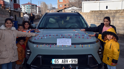 Şekerli kapılardan sonra şekerli araba! Sokak sokak gezip çocuklara dağıttı