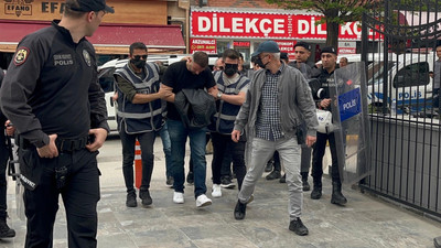 ‘Kelime-i Tevhid’ yazılı bayrakla yürüyen kişiye küfür ve müdahale eden şüpheli adliyede