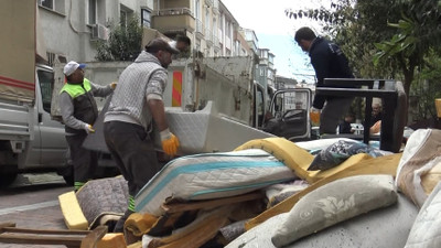 Ev sahibi kiracılara kızdı tüm eşyaları balkondan attı!