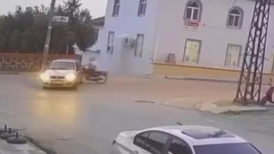 Motosiklet, dönüşteki otomobile ok gibi saplandı