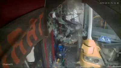 Beyoğlu'nda İETT otobüsü vatandaşları ezdi geçti! İşte görüntüler