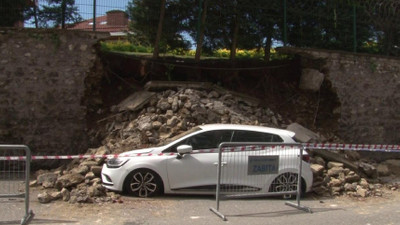 İstanbul'da istinat duvarı çöktü: 2 araç hasar gördü