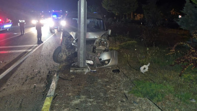 Direksiyon hakimiyetini kaybedip direğe çarptı: 1 ölü, 2 yaralı