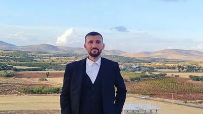 Motosikletli gencin otomobilin altında ezildiği anı kan dondurdu!
