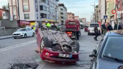 Park halindeki otomobile çarpınca ters döndü