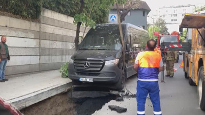 Şişli'de yol çöktü, araçlar çukura düştü