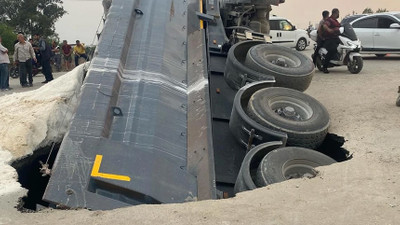 Yer: Adana! Kum yüklü kamyon yolda oluşan çukura düştü