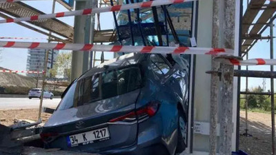 Uykuya dalan sürücü üst geçit asansörüne çarptı! Çok sayıda yaralı var