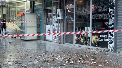 Kaldırımda yürürken kafasına düştü! Yoğun bakımda yaşam savaşı veriyor