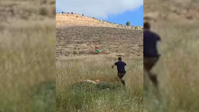 Yahudi yerleşimcinin tekme attığı Filistin bayrağı patladı!