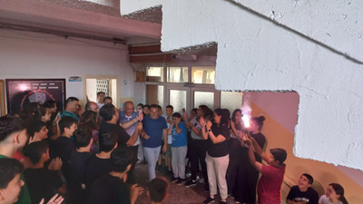40 yıldır aynı okulda görev yapan "Kurtul Amca"nın emeklilik kutlaması yürek ısıttı