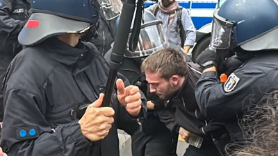 Almanya’nın başkenti Berlin’deki Filistin’le dayanışma yürüyüşüne polis müdahale etti. Çok sayıda gözaltı var