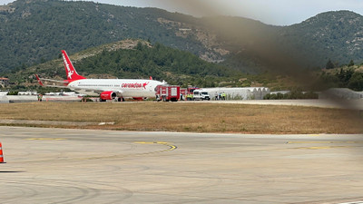 Antalya’ya inen uçağın tekeri patladı! Yolcular tahliye edildi…