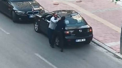 Sürücüyü yere yatırdı, defalarca yumrukladı!