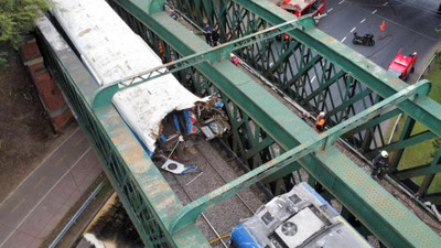 Yolcu treni boş trene çarptı: 90 yaralı