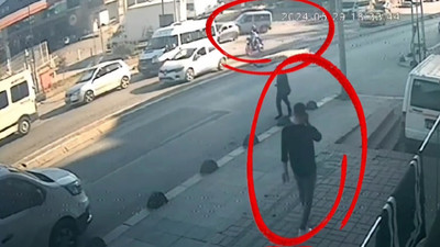 Motosikletliye silahlı saldırı kamerada! Yayayı teğet geçti…