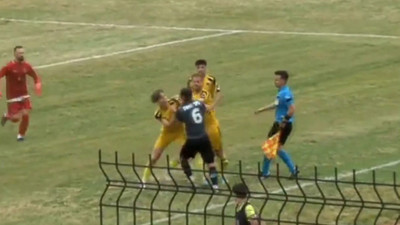 Bu futbol maçında neredeyse kart görmeyen oyuncu kalmadı! Tam 16 kırmızı kart!