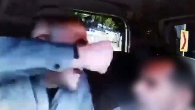Taksi içinde şoförü böyle darp etti