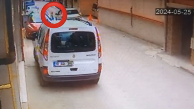 Bursa'da aniden yola fırlayan çocuk, otomobilin altında kaldı