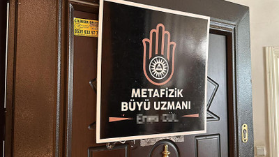 Büyücülük dükkanı! Kapıya "büyü bozma" tabelası asıp broşür bastıran kişiler, polislerce yakalandı