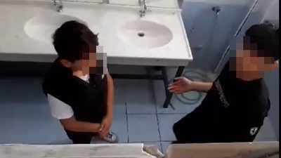 Düzce'de akran zorbalığı! 3 öğrenci, bir öğrenciyi tuvalette darbedip kaydetti