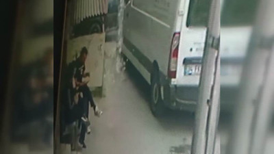 Balkondan üzerine su dökülen evi kurşunladı
