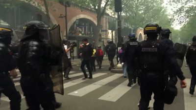 Paris'te 1 Mayıs: Polis eylemcilere copla müdahale etti