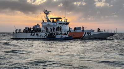 Gökçeada açıklarında batma tehlikesi geçiren 29 kaçak göçmen kurtarıldı. 15’i çocuk