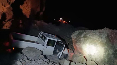 Hakkari'de dev kayalar karayoluna düştü