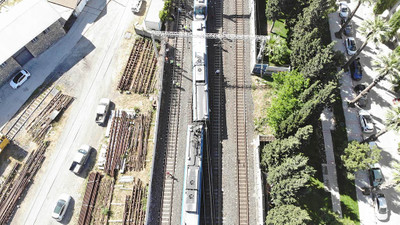 Hareket halindeki İZBAN treni raydan çıktı