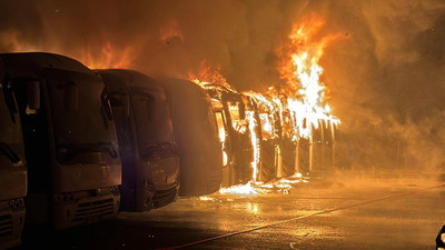 Servis otoparkında yangın: 15 araç küle döndü