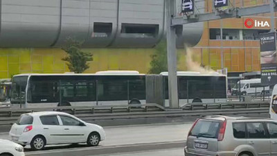 Metrobüsten dumanlar yükseldi, yolcular panikle tahliye edildi