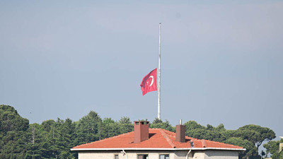Türkiye genelinde bayraklar yarıya indirildi